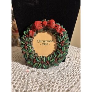 VTG Avon Christmas Ornament Captured Moments Frame Wreath, 1983